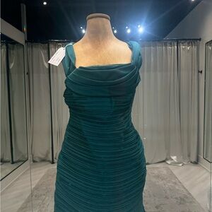 Emerald green bandage off-the-shoulder gown